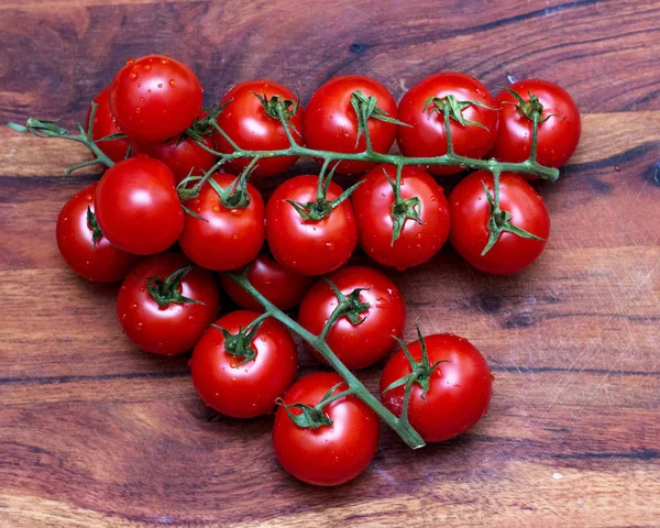 Kleine Tomaten Sherry Auf Einem Holzbrett — Stockfoto