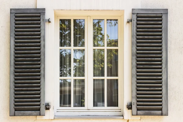 Houten Raam Met Rolluiken Stockfoto