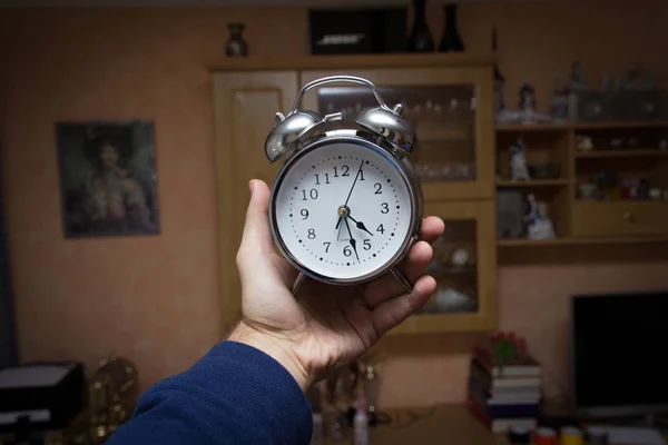 Wekker Hand Tegen Achtergrond Van Kamer Bedrijf Wekker 2018 Rechtenvrije Stockfoto's