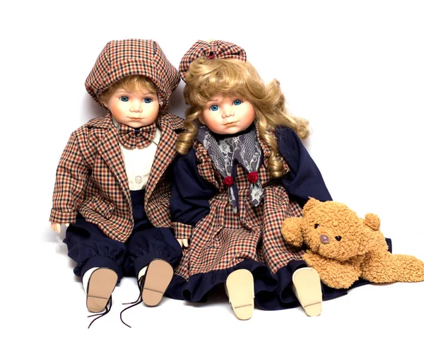Twee Oude Keramische Poppen Een Teddybeer Zitten Een Witte Achtergrond Rechtenvrije Stockafbeeldingen