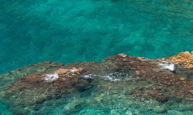 Deniz yüzeyi hava görünümünü. Şeffaf turkuaz okyanus su yüzeyinin üstten görünüm.