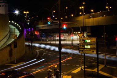 Köln, Almanya - 6 Ekim 2018 tarayıcıları üzerinden araba farlar