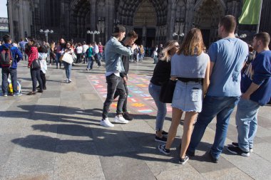 Köln, Almanya - 06 Ekim 2018: Köln evi önünde kare üzerinde turist yürüyen.