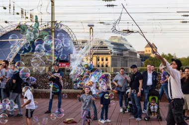 Köln, Almanya - 06 Ekim 2018: kabarcıklar üfleme bir adam izliyor turist yürüme. İyi bir gün.