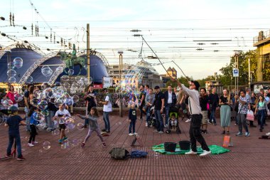 Köln, Almanya - 06 Ekim 2018: kabarcıklar üfleme bir adam izliyor turist yürüme. İyi bir gün.