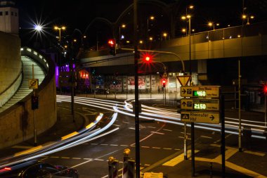 Köln, Almanya - 6 Ekim 2018 tarayıcıları üzerinden araba farlar