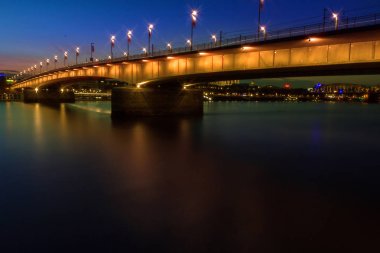 Köprü ve Köln kubbe riverside gece gelen bir görünüm