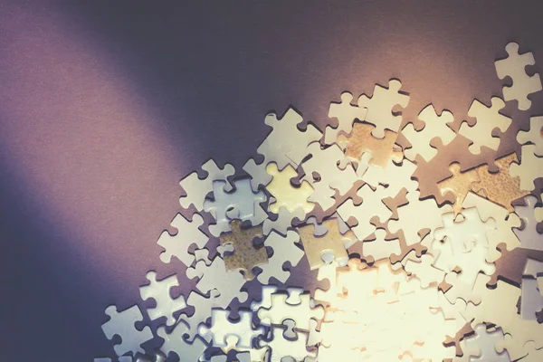 Selectieve Aandacht Van Stukjes Puzzel Decoupeerzaag Puzzel Achtergrond Jigsaw Puzzle — Stockfoto