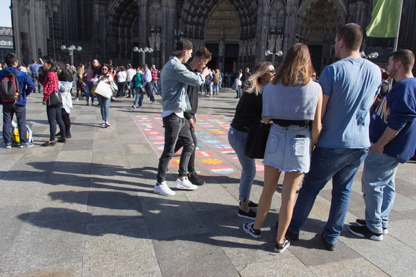 Köln, Almanya - 06 Ekim 2018: Köln evi önünde kare üzerinde turist yürüyen.
