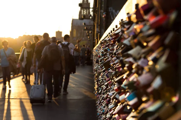 Colônia Alemanha Outubro 2018 Turistas Ponte Hohenzollern Como Sinal Amor — Fotografia de Stock