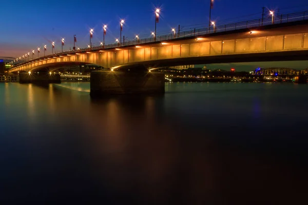Blick Vom Flussufer Auf Die Brücke Und Den Kölner Dom — Stockfoto