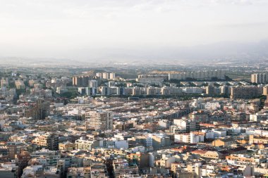Şehir, Alicante, İspanya. Evler ve binalar üstten görünüm.