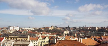 Çatılar evleri ve gökyüzü, bulutlar. Prague, Çek Cumhuriyeti.