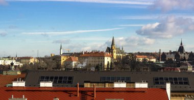 Çatılar evleri ve gökyüzü, bulutlar. Prague, Çek Cumhuriyeti.