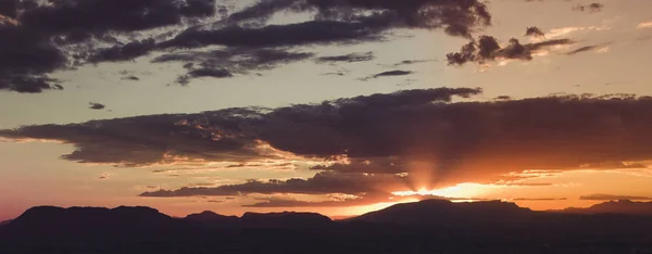 Закат Испании Солнечные Лучи Конец Летнего Дня Закат Над Городом — стоковое фото