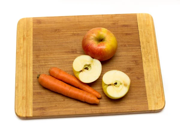 リンゴとニンジンの木の板 — ストック写真