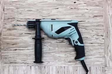 Ahşap masa elektrikli matkap solda yukarıya kapatmak