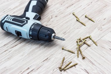 Elektrikli vidalı vidaları yanında yatıyor.