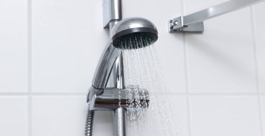 su spreyi ya da su akışı ile banyoda duş. 