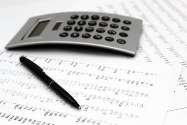 Finansal muhasebe, Resim kağıt ve hesap makinesi üzerinde sayıların çoğul, kağıt üzerindeki sayılar, kalem ve hesap makinesi.