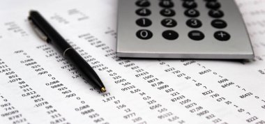 Finansal muhasebe, Resim kağıt ve hesap makinesi üzerinde sayıların çoğul, kağıt üzerindeki sayılar, kalem ve hesap makinesi.