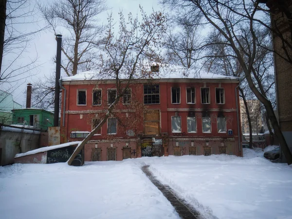 Покинутий будинок в Москві — стокове фото