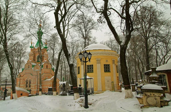 Das Grab neben der orthodoxen Kirche — Stockfoto