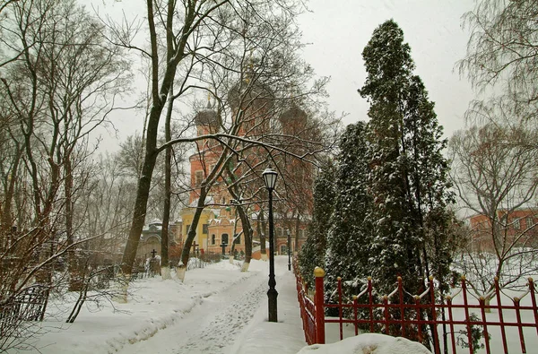 モスクワの修道院の上を歩く — ストック写真