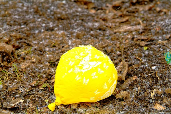 El globo bajado del color amarillo —  Fotos de Stock