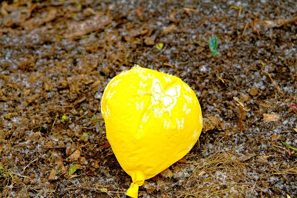 El globo bajado del color amarillo —  Fotos de Stock