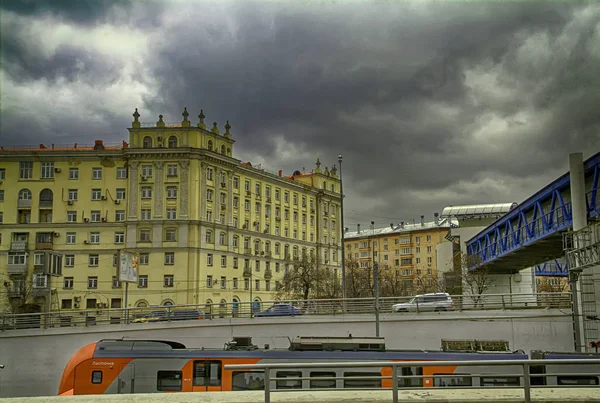 Старое здание возле железной дороги в Москве — стоковое фото