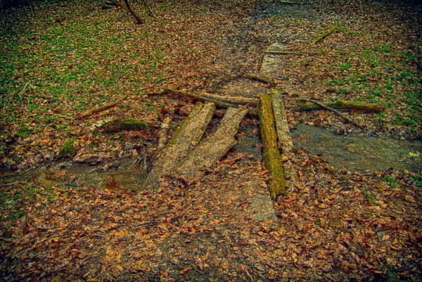 Zkažená most přes potok — Stock fotografie