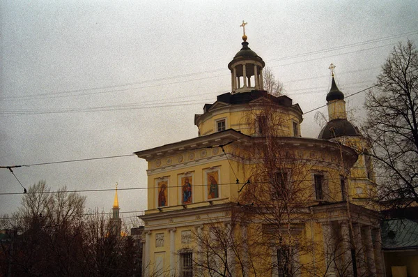 De kerk van Moskou in de lente — Stockfoto