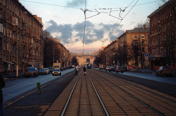 De tramrails bij dageraad in Moskou — Stockfoto