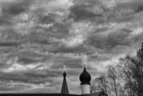 Nublado mañana en la primavera sobre la iglesia, Moscú — Foto de Stock