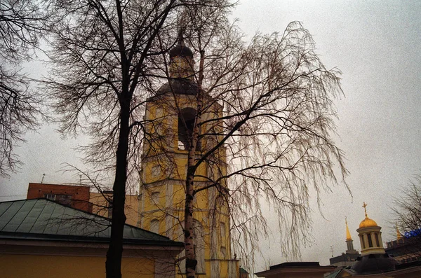 Moskva kyrkan under våren — Stockfoto