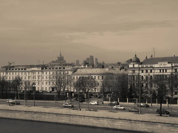 Здания на берегу Москвы-реки — стоковое фото