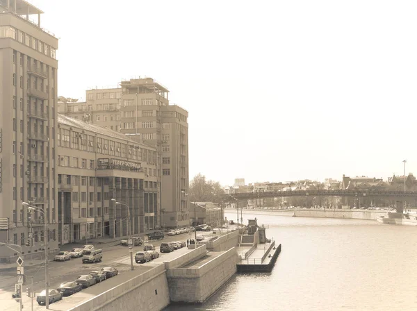 Будівлі на березі річки Москви — стокове фото