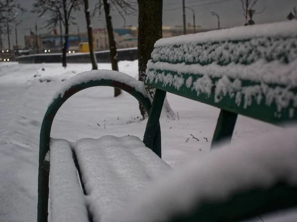 Snö på en parkbänk — Stockfoto