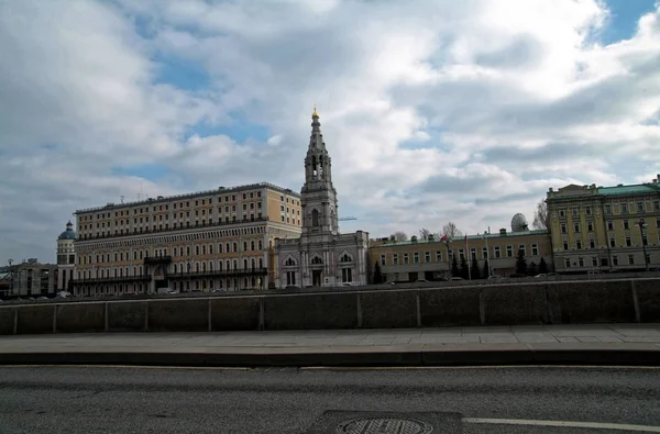 Хмарно Весняний день в Москві — стокове фото