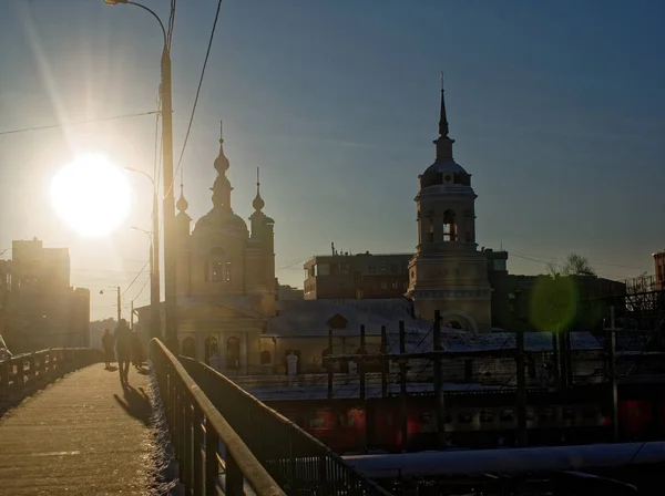 Igreja nas margens do rio Moscou — Fotografia de Stock