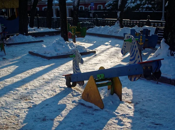 Kinderspielplatz im Winter an klaren Tagen — Stockfoto