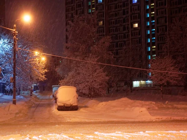 Тяжелый снег вечером в Москве — стоковое фото