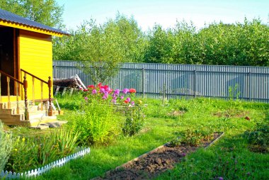 Yaz aylarında bir köy evinin avlusunda