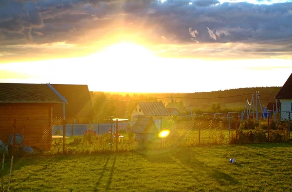 田舎のカラフルな夏の夕日 — ストック写真