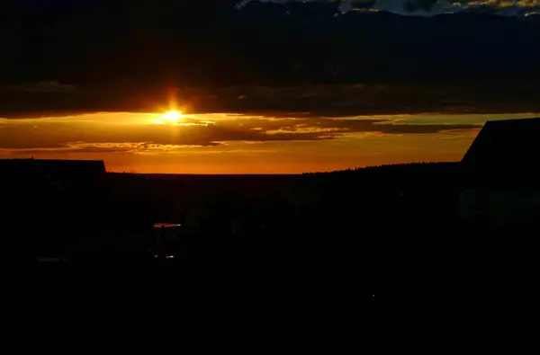 Colorato tramonto estivo in campagna — Foto Stock