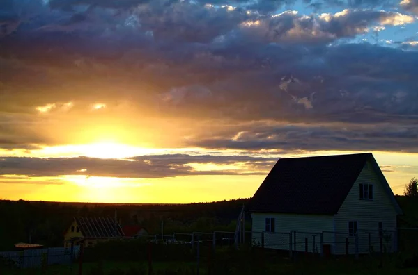 Farbenfroher Sommersonnenuntergang auf dem Land — Stockfoto