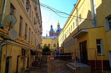 Moskova merkezinde avluda onarmak