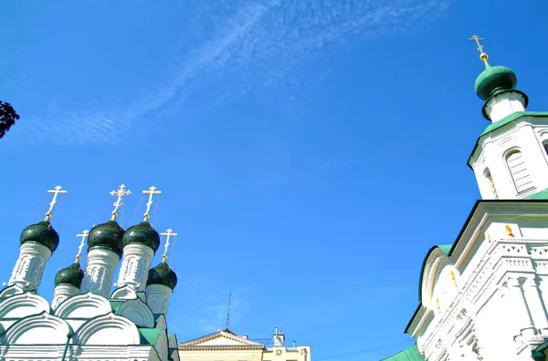 Sněhobílý pravoslavný kostel v centru Moskvy — Stock fotografie