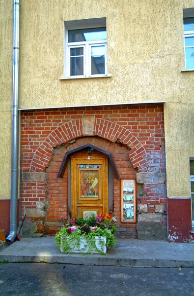 Zbytky kostela mezi domy — Stock fotografie